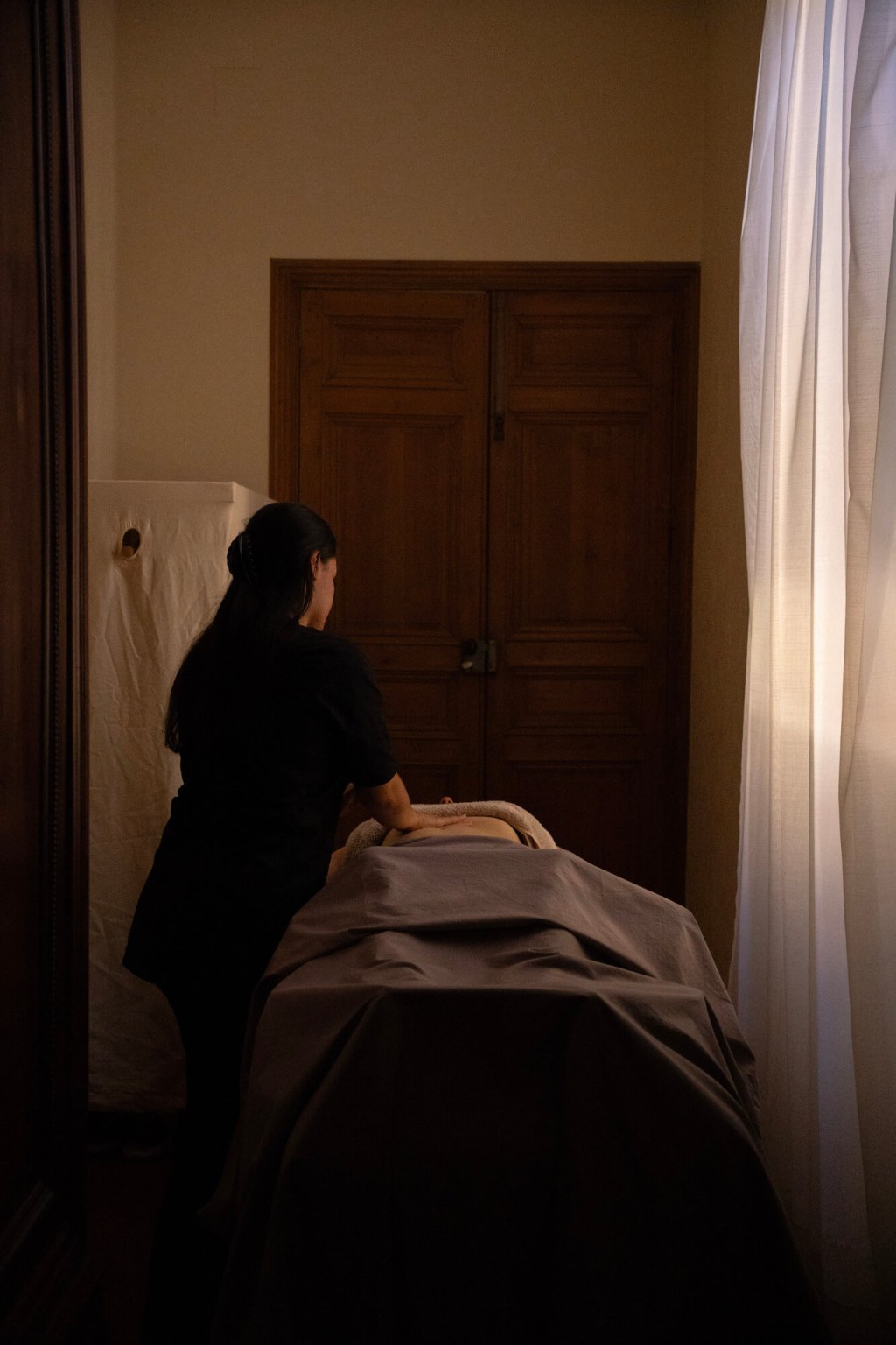 Préparation d'une séance de massage à domicile